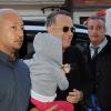 Tom Hanks arrive avec sa petite-fille à l'hôtel Claridges de Londres, le 8 octobre 2013.