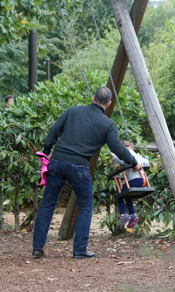 Tom Hanks joue avec sa petite fille Olivia Jane à Hyde Park, Londres, le 8 octobre 2013.