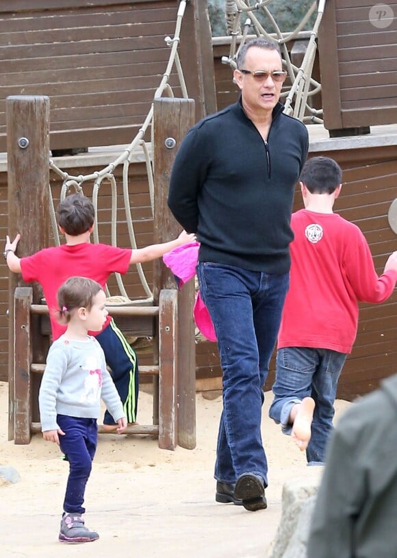 Tom Hanks dans un parc à jeux avec sa petite fille Olivia Jane à Hyde Park, Londres, le 8 octobre 2013.