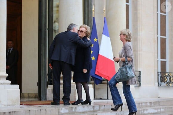 Thierry Rey embrasse Bernadette Chirac sur le perron de l'Élysée - Remise de décorations au Palais de l'Élysée par le président de la République, François Hollande, à Paris le 9 octobre 2013.