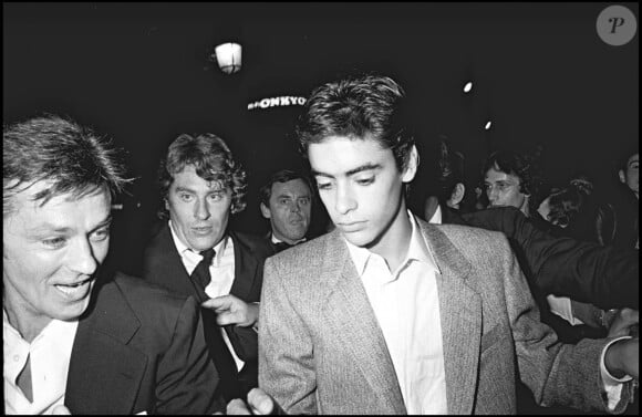 Alain Delon et son fils Anthony en 1981 à Paris pour l'avant-première du film Pour la peau d'un flic.