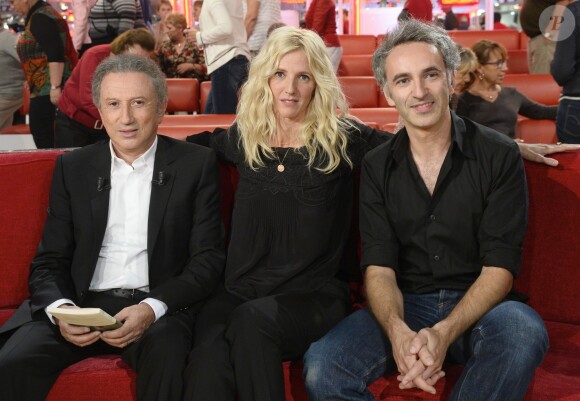 Michel Drucker, Sandrine Kiberlain et Vincent Delerm lors de l'enregistrement de l'émission de "Vivement dimanche" à Paris le 9 octobre 2013. Elle sera diffusée le 13 octobre sur France 2