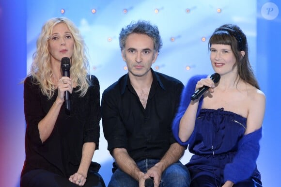 Sandrine Kiberlain, Vincent Delerm et Camille lors de l'enregistrement de l'émission de "Vivement dimanche" à Paris le 9 octobre 2013. Elle sera diffusée le 13 octobre sur France 2