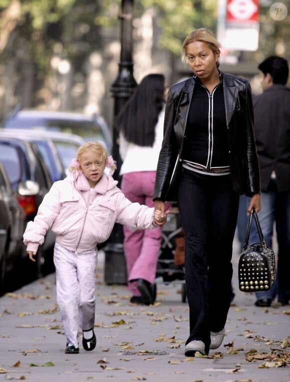 Anna, fille de Boris Becker, avec sa maman Angela Ermakova, à Londres le 16 octobre 2005.
