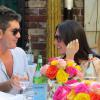 Simon Cowell et sa compagne Lauren Silverman (enceinte) en terrasse au restaurant The Ivy de Los Angeles, le 12 octobre 2013.