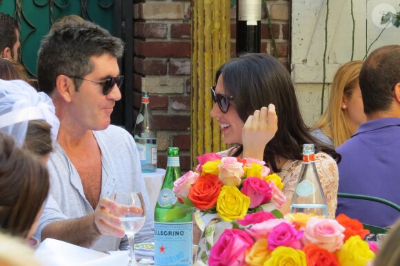 Simon Cowell et sa compagne Lauren Silverman (enceinte) en terrasse au restaurant The Ivy de Los Angeles, le 12 octobre 2013.