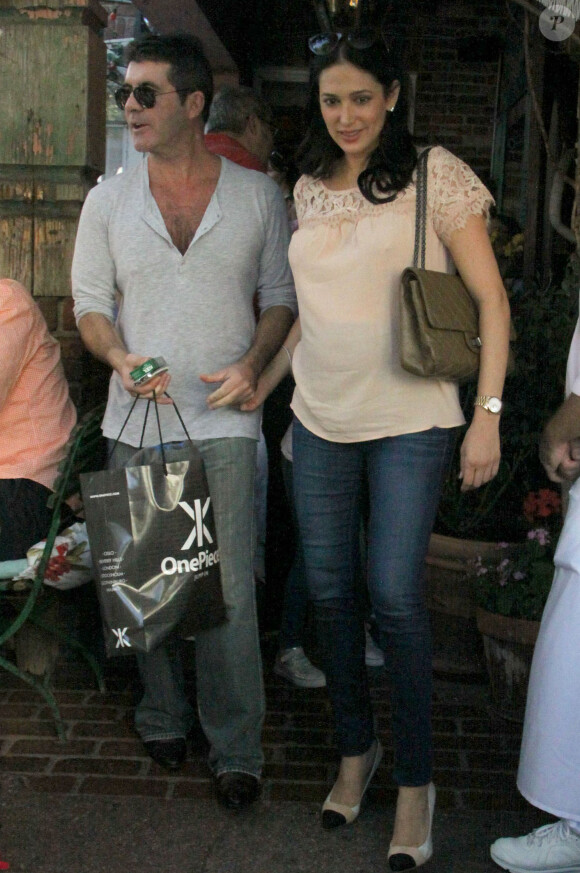 Simon Cowell et sa compagne Lauren Silverman enceinte sortent du restaurant The Ivy à Los Angeles, le 12 octobre 2013.