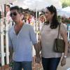 Simon Cowell et sa compagne Lauren Silverman (enceinte) sortent du restaurant The Ivy à Los Angeles, le 12 octobre 2013.