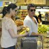 Simon Cowell et sa compagne Lauren Silverman (enceinte) font des courses ensemble au magasin Whole Foods à Beverly Hills, le 12 octobre 2013.