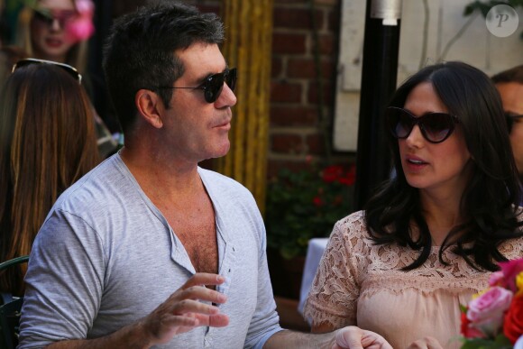 Simon Cowell et sa compagne Lauren Silverman (enceinte) déjeunent en terrasse au restaurant The Ivy de Los Angeles, le 12 octobre 2013.