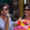 Simon Cowell et sa compagne Lauren Silverman (enceinte) déjeunent en terrasse au restaurant The Ivy de Los Angeles, le 12 octobre 2013.