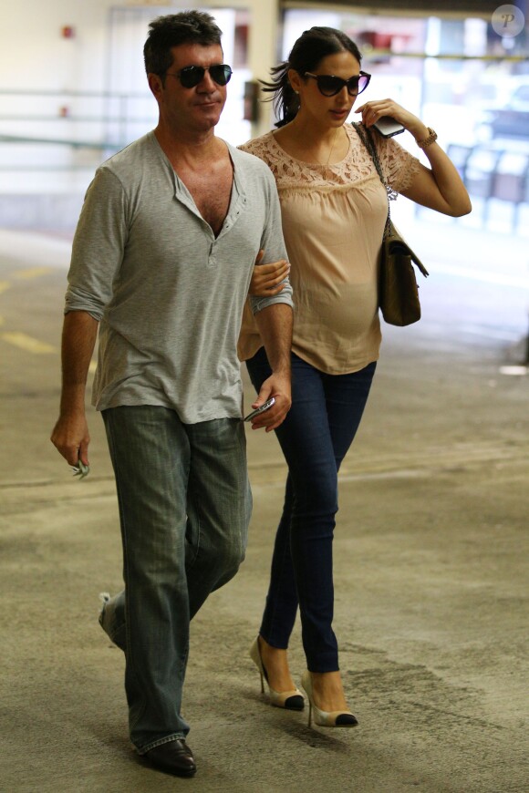 Simon Cowell et sa compagne Lauren Silverman (enceinte) à Beverly Hills, le 12 octobre 2013.