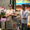 Simon Cowell et sa compagne Lauren Silverman (enceinte) au magasin Whole Foods à Beverly Hills, le 12 octobre 2013.