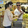 Simon Cowell et sa compagne Lauren Silverman (enceinte) au magasin Whole Foods à Beverly Hills, le 12 octobre 2013.