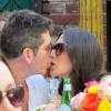 Simon Cowell et sa compagne, Lauren Silverman (enceinte), déjeunent en terrasse au restaurant The Ivy de Los Angeles, le 12 octobre 2013.