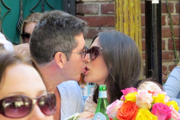 Simon Cowell et sa compagne, Lauren Silverman (enceinte), déjeunent en terrasse au restaurant The Ivy de Los Angeles, le 12 octobre 2013.