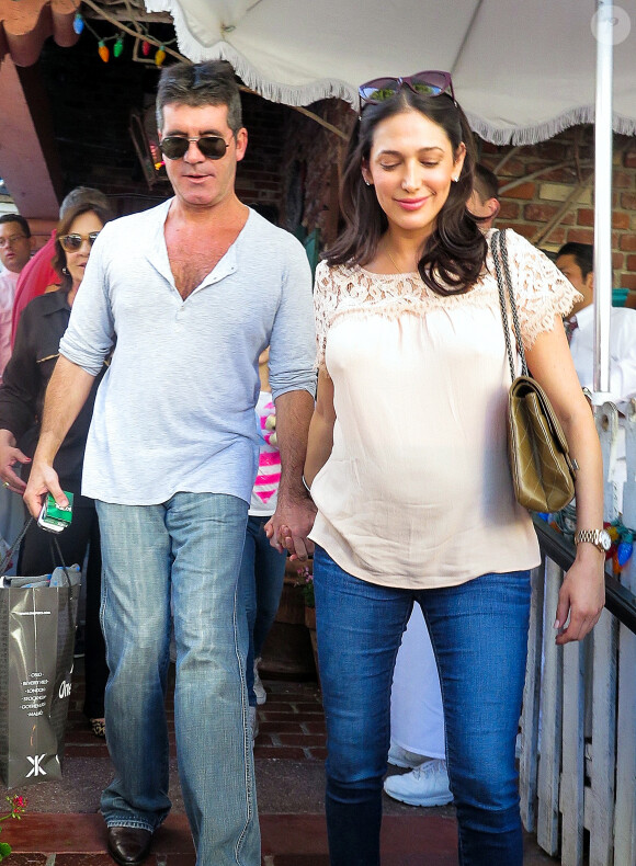 Simon Cowell et sa compagne Lauren Silverman (enceinte) dans les rues de Los Angeles, le 12 octobre 2013.