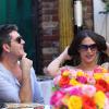 Simon Cowell et sa compagne Lauren Silverman (enceinte) déjeunent en terrasse au restaurant The Ivy de Los Angeles, le 12 octobre 2013.