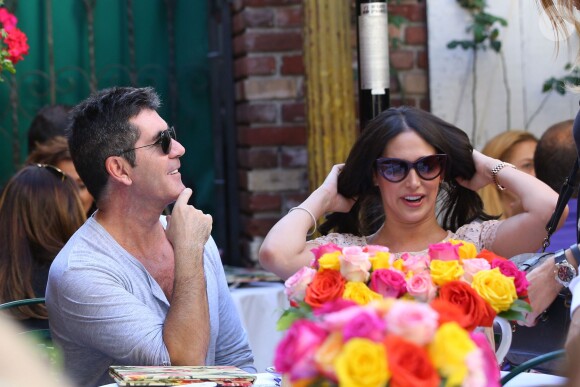 Simon Cowell et sa compagne Lauren Silverman (enceinte) déjeunent en terrasse au restaurant The Ivy de Los Angeles, le 12 octobre 2013.