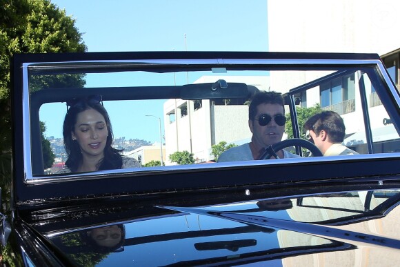 Simon Cowell et sa compagne Lauren Silverman (enceinte) en voiture dans les rues de Los Angeles, le 12 octobre 2013.