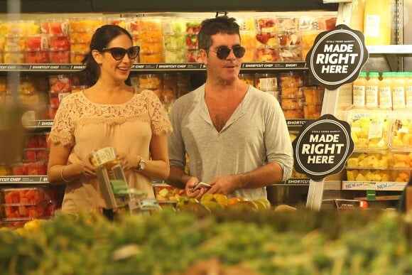 Simon Cowell et sa compagne Lauren Silverman (enceinte) au magasin Whole Foods, à Beverly Hills, le 12 octobre 2013.