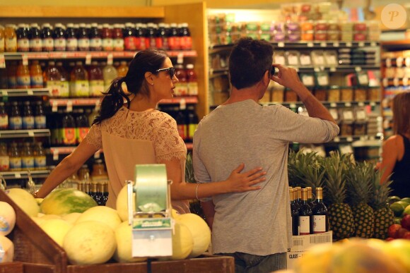 Simon Cowell et sa compagne Lauren Silverman (enceinte) au magasin Whole Foods à Beverly Hills, le 12 octobre 2013.