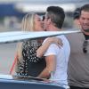 Simon Cowell et sa Lauren Silverman (enceinte) montent à bord d'un jet prive avec des amis à Van Nuys, le 13 octobre 2013.