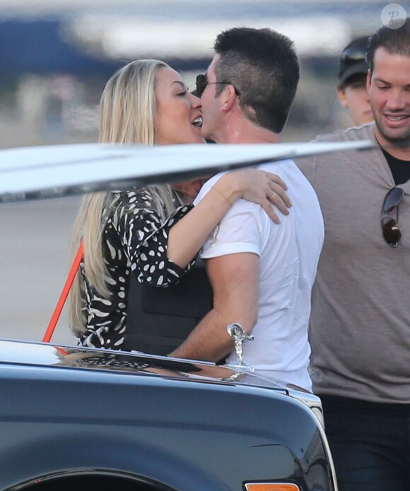 Simon Cowell et sa Lauren Silverman (enceinte) montent à bord d'un jet prive avec des amis à Van Nuys, le 13 octobre 2013.