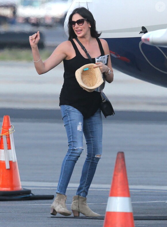 Simon Cowell et sa Lauren Silverman (enceinte) montent à bord d'un jet prive avec des amis à Van Nuys, le 13 octobre 2013.