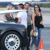 Simon Cowell et sa Lauren Silverman (enceinte) montent à bord d'un jet prive avec des amis à Van Nuys, le 13 octobre 2013.