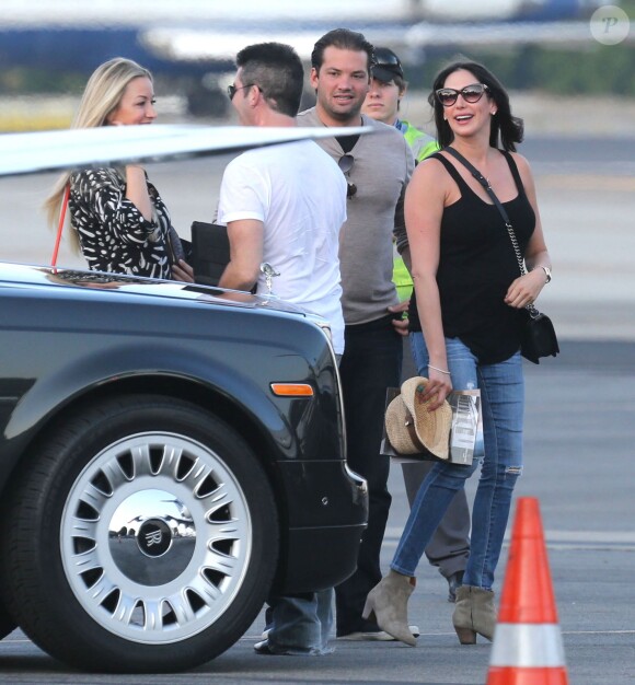 Simon Cowell et sa Lauren Silverman (enceinte) montent à bord d'un jet prive avec des amis à Van Nuys, le 13 octobre 2013.