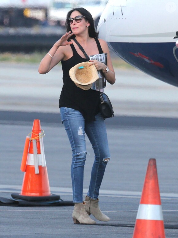 Simon Cowell et sa Lauren Silverman (enceinte) montent à bord d'un jet prive avec des amis à Van Nuys, le 13 octobre 2013.