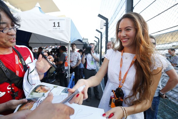 Jessica Michibata dans le paddock du Grand Prix du Japon à Suzuka le 13 octobre 2013