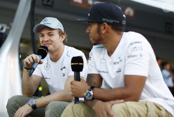 Nico Rosberg et Lewis Hamilton dans le paddock du Grand Prix du Japon à Suzuka le 13 octobre 2013