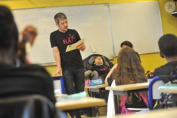 Grégoire fait la dictée aux élèves du collège Georges Rouault pour l'association ELA à Paris. Le 14 octobre 2013.