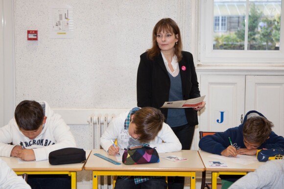 Cécilia Hornus (Plus Belle La Vie) est venue lire la dictée ELA à une classe du collège Saint Genes à Bordeaux, le lundi 14 octobre 2013.