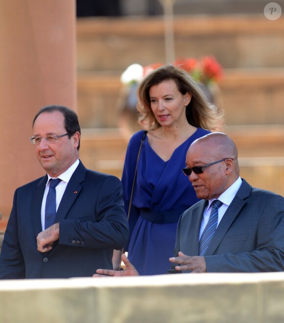 Jacob Zuma et François Hollande avec Valérie Trierweiler à Pretoria, le 14 octobre 2013.