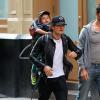 Orlando Bloom porte son adorable fils Flynn sur le dos alors qu'il se promène à New York, le 14 octobre 2013.