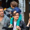 Orlando Bloom porte son fils Flynn sur le dos alors qu'il se promène à New York, le 14 octobre 2013.