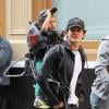 Orlando Bloom porte son fils Flynn sur le dos alors qu'il se promène à New York, le 14 octobre 2013.