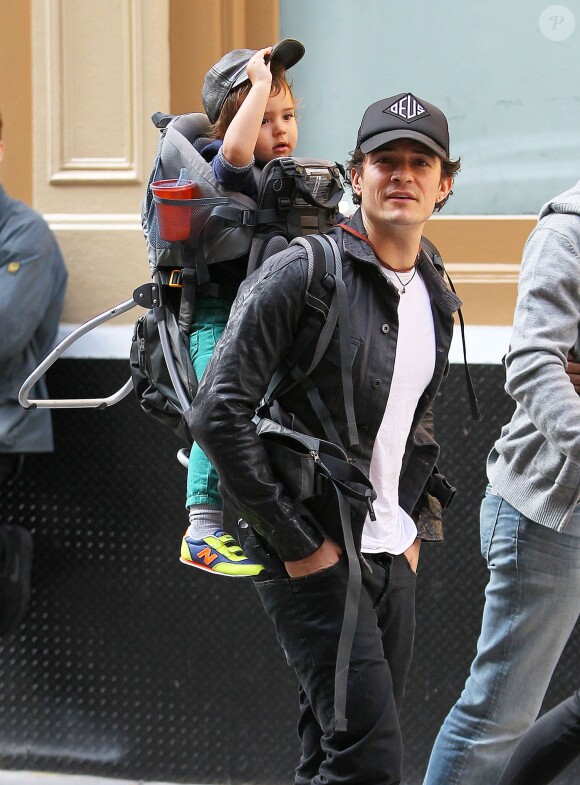 Orlando Bloom porte son fils Flynn sur le dos alors qu'il se promène à New York, le 14 octobre 2013.