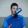 Lionel Messi boit avec ses pieds pour Pepsi
