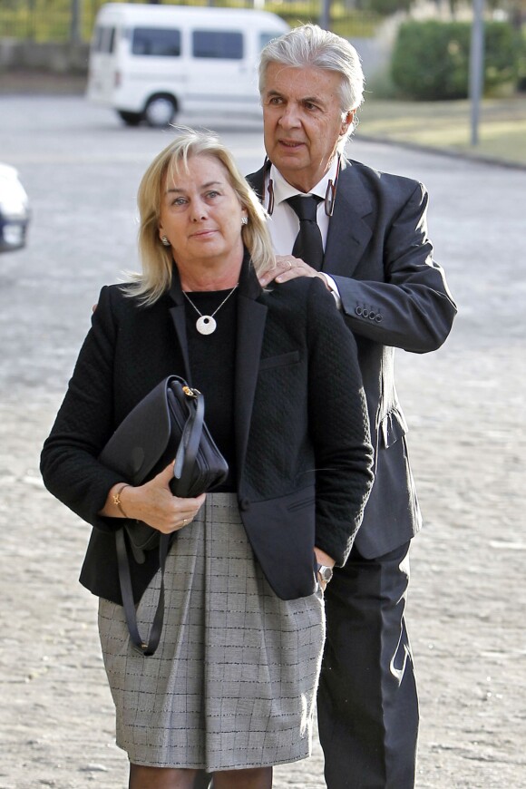 Emilio de Villota et Isabel Comba aux funérailles de leur fille Maria de Villota à Madrid en Espagne le 15 octobre 2013.