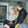 Britney Spears sort de son hôtel pour aller faire un tour de Londres en bus rouge, le 15 octobre 2013.