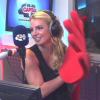 Britney Spears a joué avec une main en mousse lors de son interview à la radio Capital FM, le 15 octobre 2013.