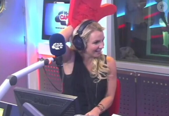 Britney Spears a joué avec une main en mousse lors de son interview à la radio Capital FM, le 15 octobre 2013.