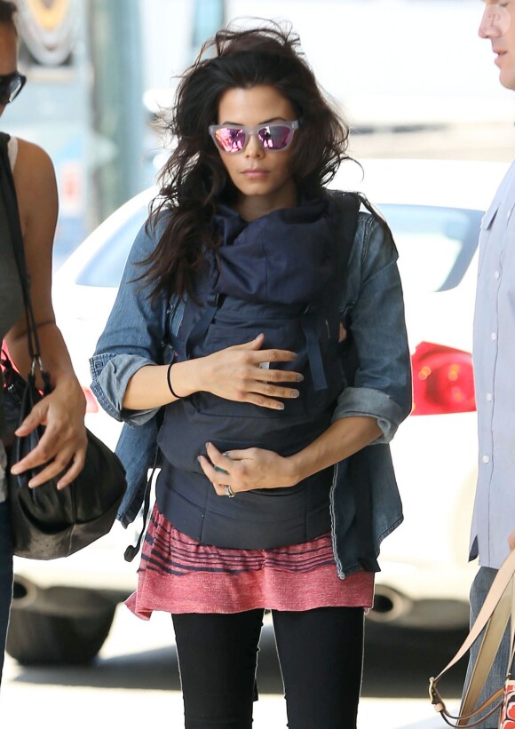 Jenna Dewan et sa fille Everly a l'aéroport de Los Angeles, le 5 août 2013.