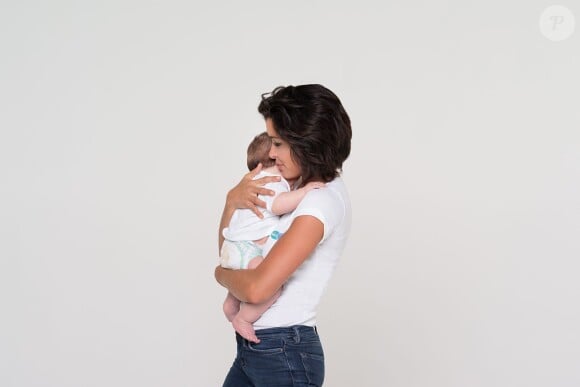 La superbe Jenifer prend la pose avec un adorable bébé pour la campagne 2013 de Pampers en association avec Unicef