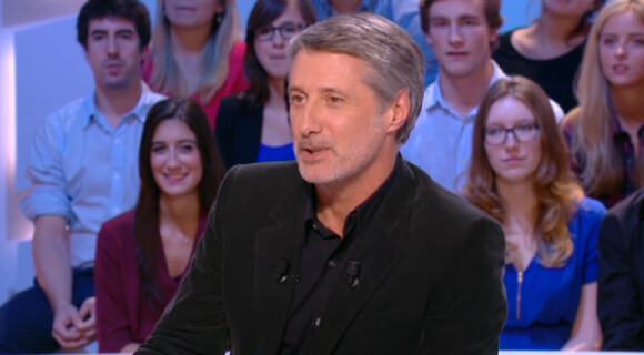 Antoine de Caunes dans Le Grand Journal d'Antoine de Caunes sur Canal + le vendredi 18 octobre 2013