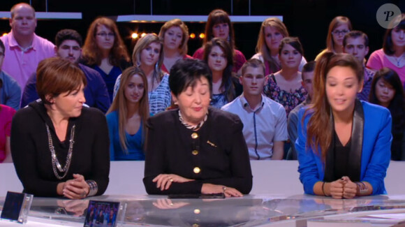 Nabilla Benattia, sa mère Marie-Luce et sa grand-mère Livia dans Le Grand Journal d'Antoine de Caunes sur Canal + le vendredi 18 octobre 2013